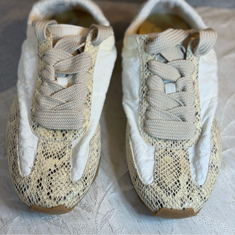 Oasis Society Women’s Sneaker Cream Fabric Size 8.5. Wide lace tan snakeskin.